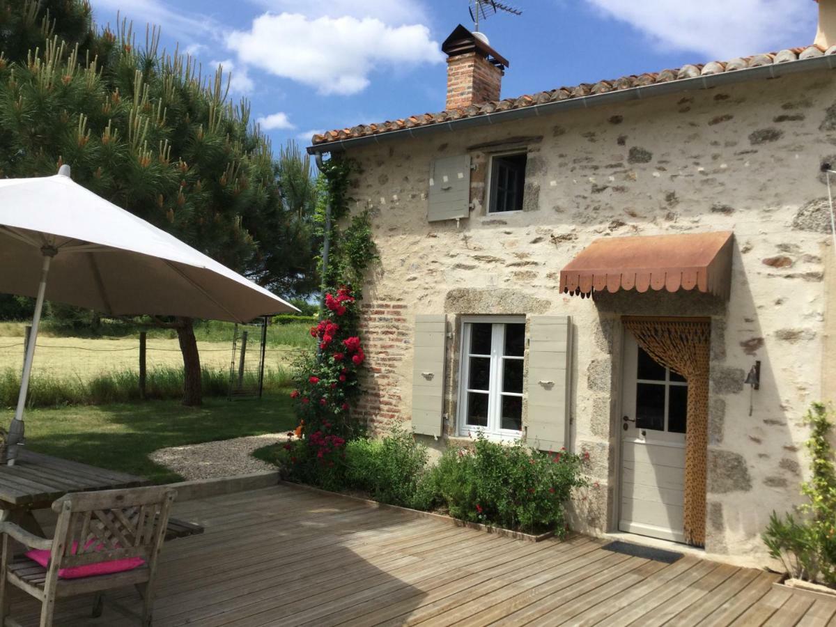 Bed and Breakfast Les Epis Du Vent Adilly Esterno foto